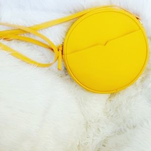 Gold cross body💛💛